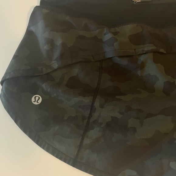 Lululemon— Speed Up MId Rise Lined short 2.5 inches - Picture 4 of 5